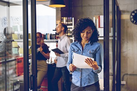 Une femme salariée dans une entreprise