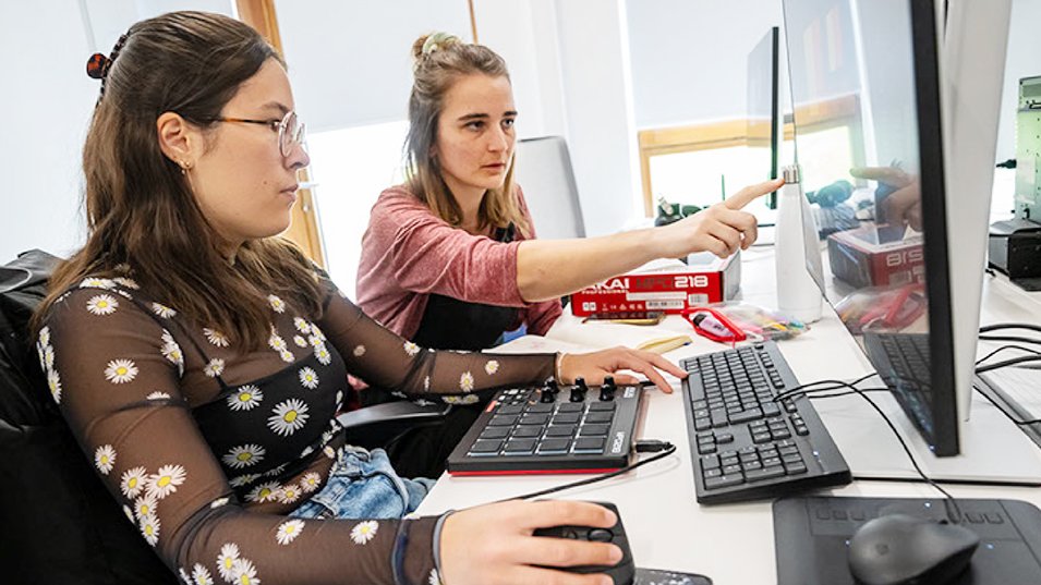 Deux étudiantes concentrées devant un ordinateur