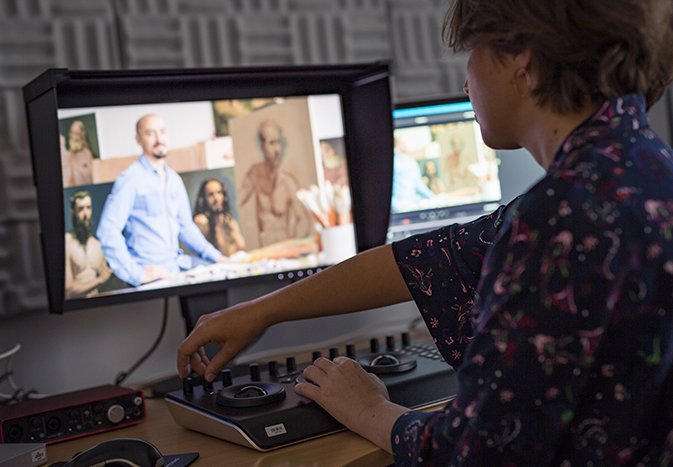 Une femme devant une console vidéo